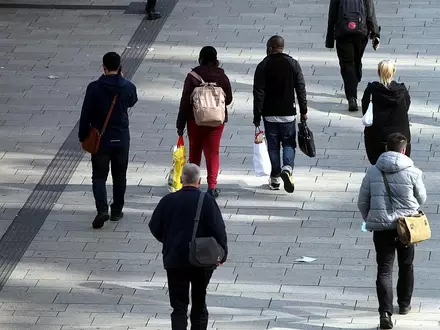 Menschen in einer Fußgängerzone (Archiv) - Foto: via dts Nachrichtenagentur