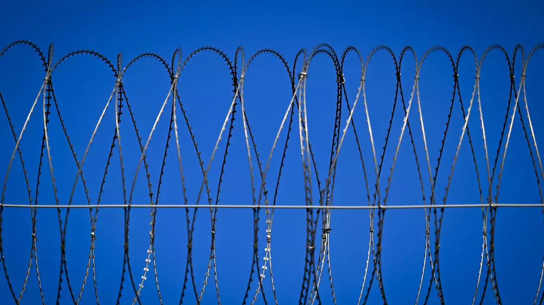 Der Digitalfunk von zahlreichen Haftanstalten lässt sich mit einem geringen technischen Aufwand auch aus der Ferne abhören. - Bild: Soeren Stache/dpa