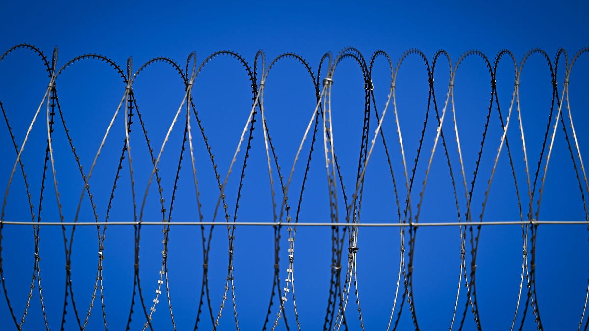 Der Digitalfunk von zahlreichen Haftanstalten lässt sich mit einem geringen technischen Aufwand auch aus der Ferne abhören. - Foto: Soeren Stache/dpa