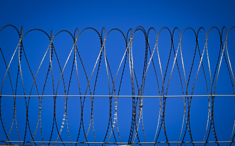 Der Digitalfunk von zahlreichen Haftanstalten lässt sich mit einem geringen technischen Aufwand auch aus der Ferne abhören. - Foto: Soeren Stache/dpa