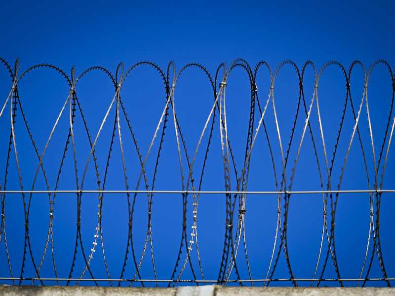 Der Digitalfunk von zahlreichen Haftanstalten lässt sich mit einem geringen technischen Aufwand auch aus der Ferne abhören. - Foto: Soeren Stache/dpa