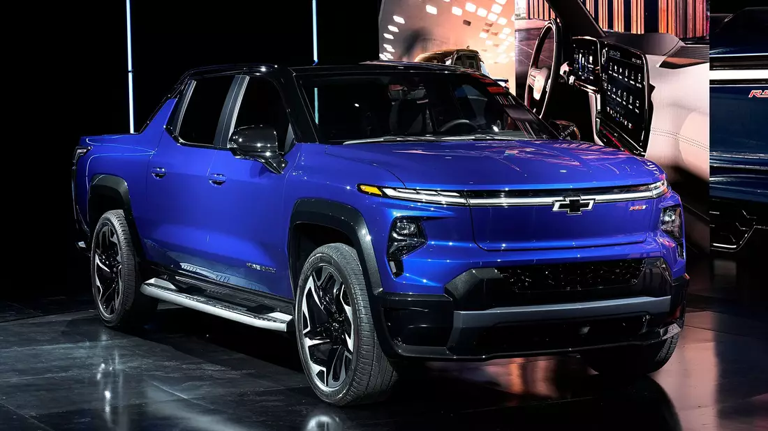Mit Fahrzeugen wie dem Chevy Silverado EV wollte GM auch die in Amerika populären Pickups elektrifizieren. (Archivbild)  - Bild: Paul Sancya/AP/dpa