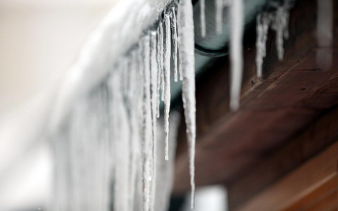 Eiszapfen an einer Regenrinne (Archiv) - Foto: via dts Nachrichtenagentur