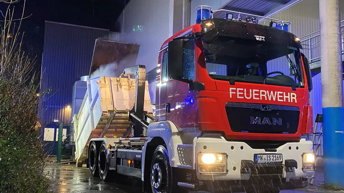 FW-MK: Müllpresse an der Eissporthalle in Brand geraten - Bild: presseportal.de