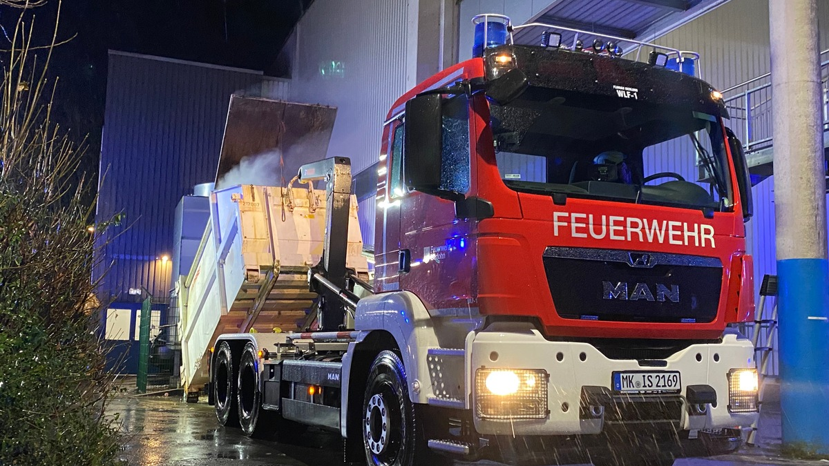 FW-MK: Müllpresse an der Eissporthalle in Brand geraten - Foto: presseportal.de