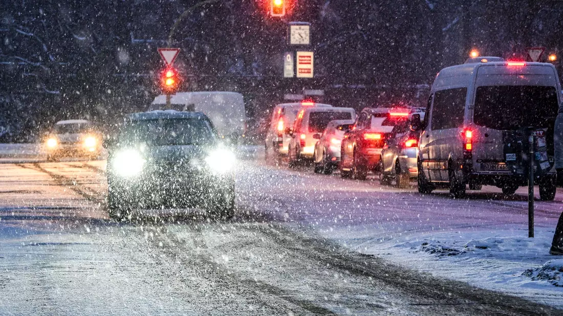 Bitte vorsichtig fahren: Der Deutsche Wetterdienst warnt vor starkem Schneefall und Schneeverwehungen. - Bild: Jens Kalaene/dpa