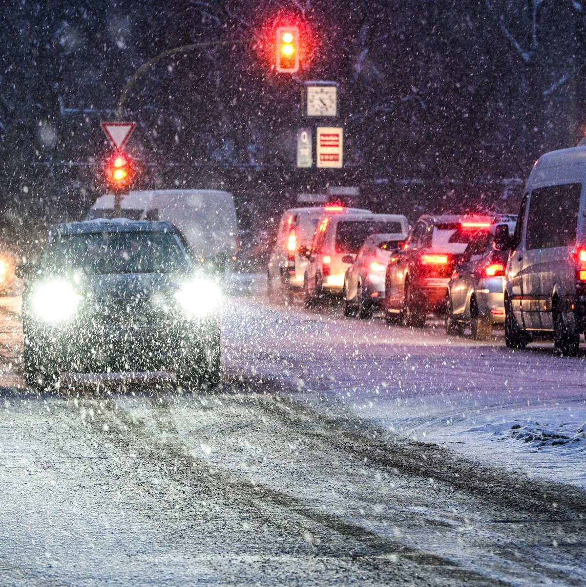 Bitte vorsichtig fahren: Der Deutsche Wetterdienst warnt vor starkem Schneefall und Schneeverwehungen. - Foto: Jens Kalaene/dpa