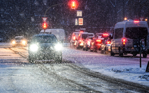 Bitte vorsichtig fahren: Der Deutsche Wetterdienst warnt vor starkem Schneefall und Schneeverwehungen. - Foto: Jens Kalaene/dpa