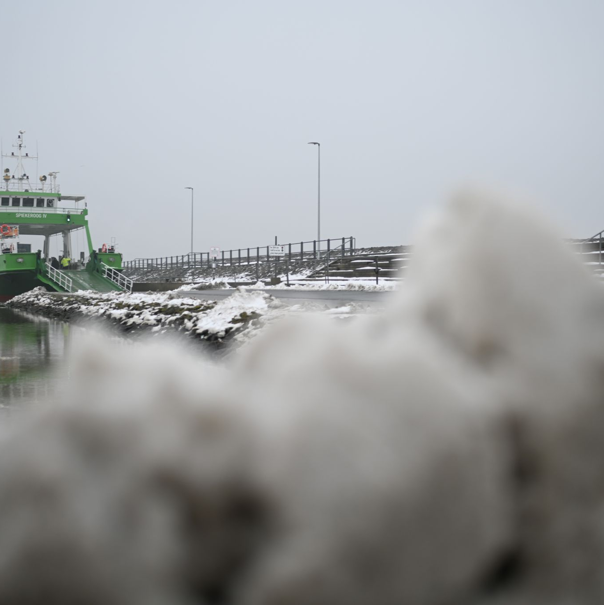 Das Fähr- und Frachtschiff «Spiekeroog IV» liegt im Hafen - wegen des Sturms werden viele Inseln nicht angefahren. - Foto: Lars Penning/dpa