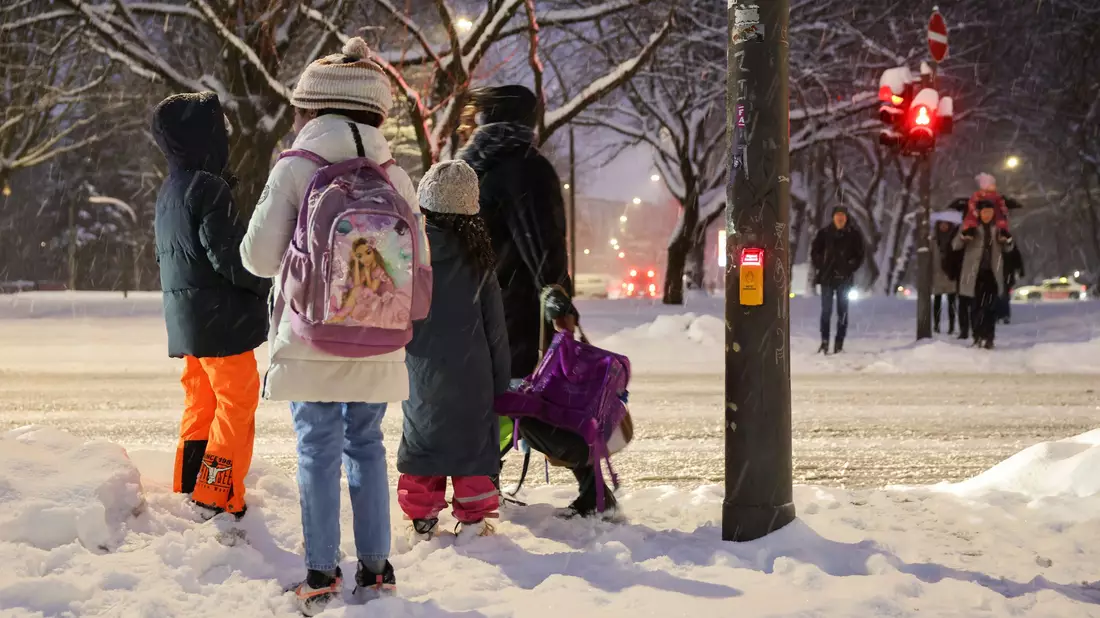 Der Weg zur Schule war vielerorts zu gefährlich: In einigen Regionen fiel daher der Unterricht in Präsenz aus. - Bild: Christian Charisius/dpa
