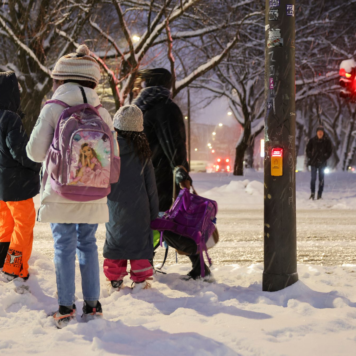 Der Weg zur Schule war vielerorts zu gefährlich: In einigen Regionen fiel daher der Unterricht in Präsenz aus. - Foto: Christian Charisius/dpa