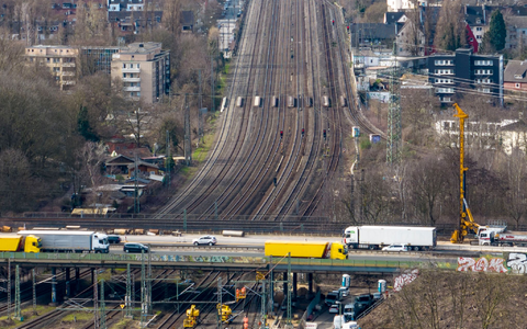 Die Bahngleise unter dem Autobahnkreuz Kaiserberg werden vom 9. Januar bis 6. Februar erneut für vier Wochen gesperrt. (Archivbild) - Foto: Christoph Reichwein/dpa