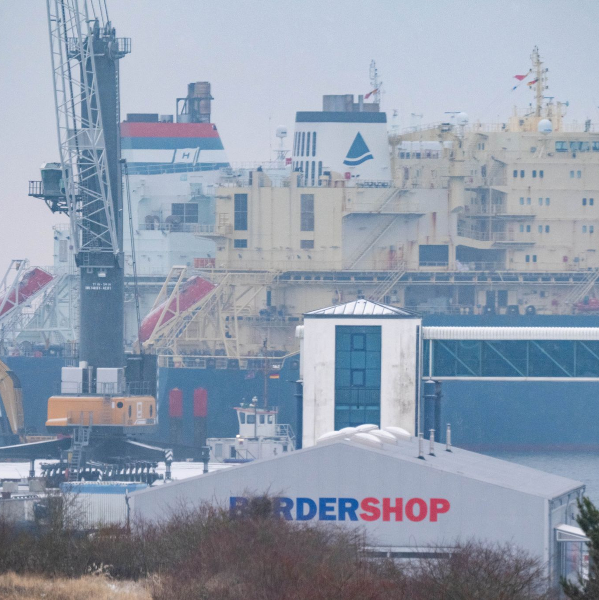 LNG-Terminals spielen eine wichtige Rolle. - Foto: Stefan Sauer/dpa