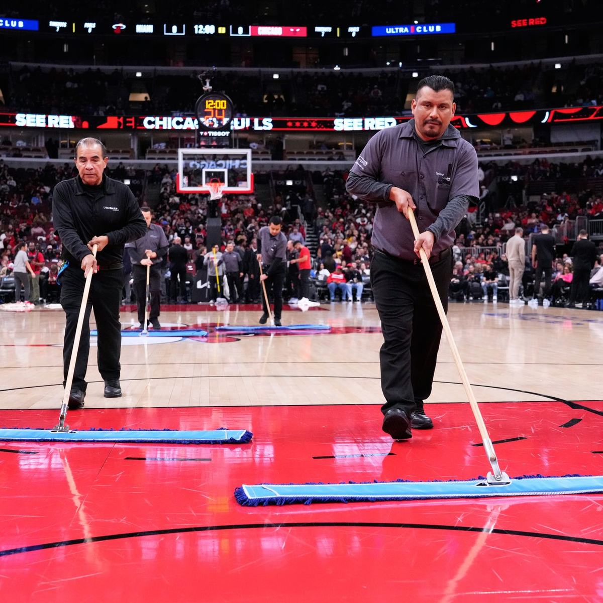 Wegen eines Eishockeyspiels soll das Parkett zu feucht gewesen sein. - Foto: Nam Y. Huh/AP/dpa