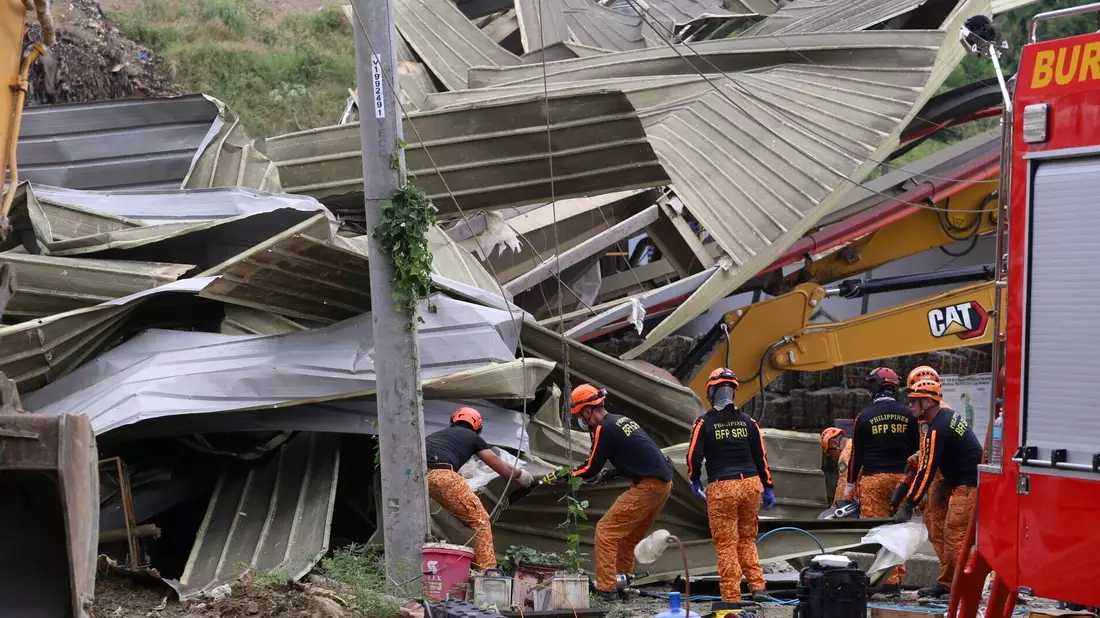 Rettungskräfte suchten auch in der Nacht weiter nach Vermissten. - Bild: Jacqueline Hernandez/AP/dpa