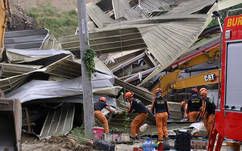 Rettungskräfte suchten auch in der Nacht weiter nach Vermissten. - Foto: Jacqueline Hernandez/AP/dpa