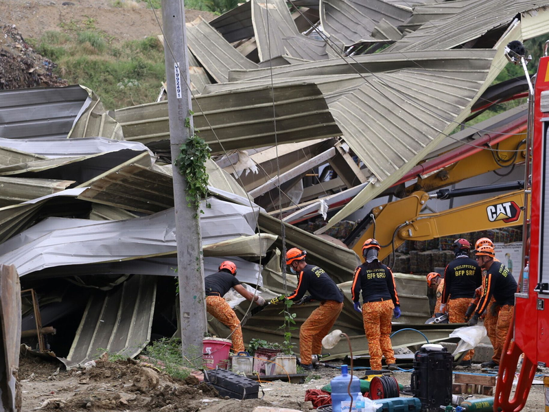 Rettungskräfte suchten auch in der Nacht weiter nach Vermissten. - Foto: Jacqueline Hernandez/AP/dpa