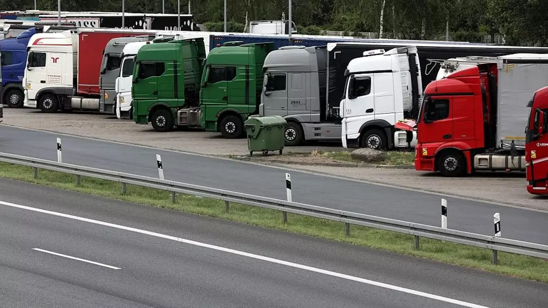 Zahl mautpflichtiger Lkws auf Autobahnen im Juni gesunken