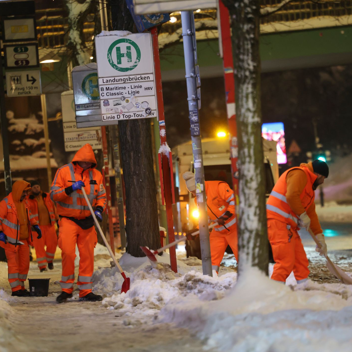 Im Bahnverkehr gibt es weiterhin starke Einschränkungen. - Foto: Christian Charisius/dpa