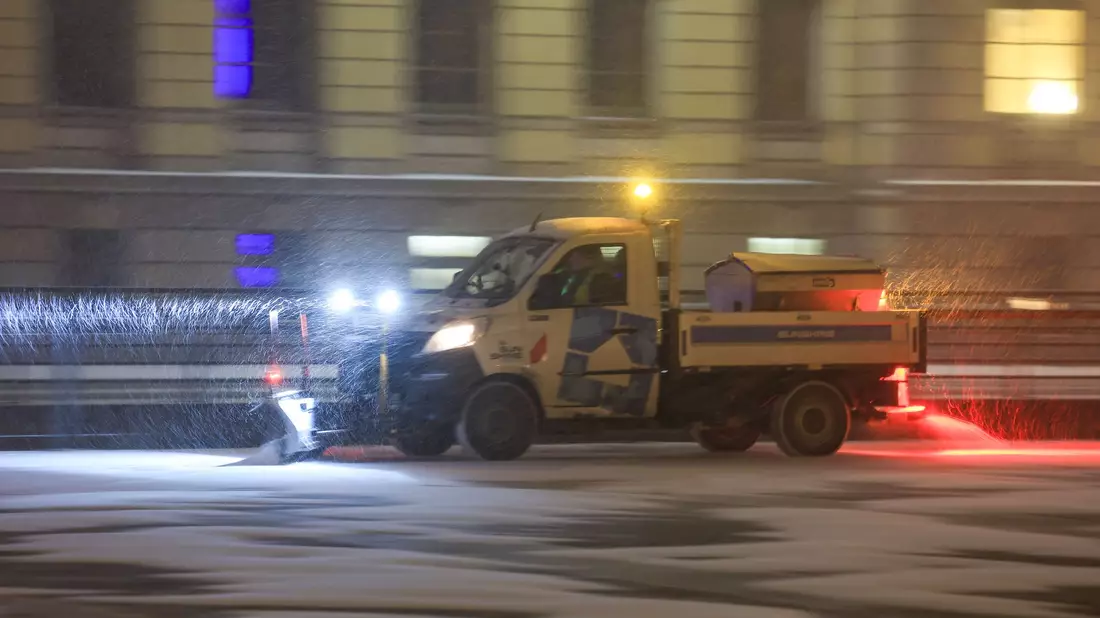 Rausfahren, damit andere nicht rutschen: ein Räumdienst in Leipzig. - Bild: Jan Woitas/dpa