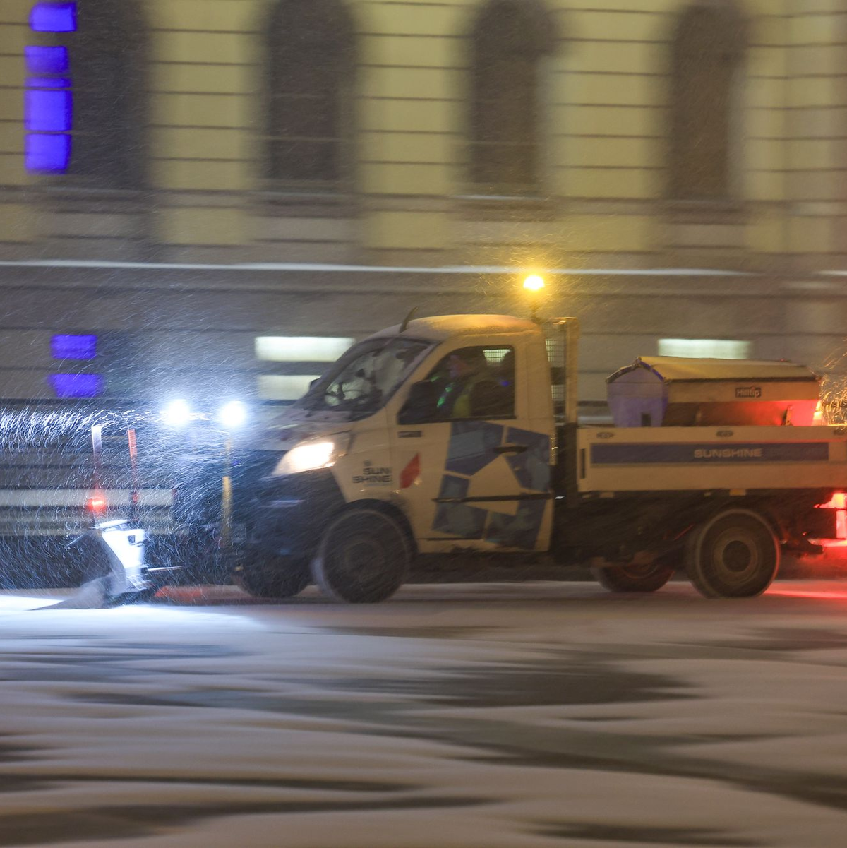 Rausfahren, damit andere nicht rutschen: ein Räumdienst in Leipzig. - Foto: Jan Woitas/dpa
