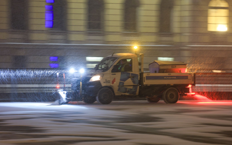 Rausfahren, damit andere nicht rutschen: ein Räumdienst in Leipzig. - Foto: Jan Woitas/dpa