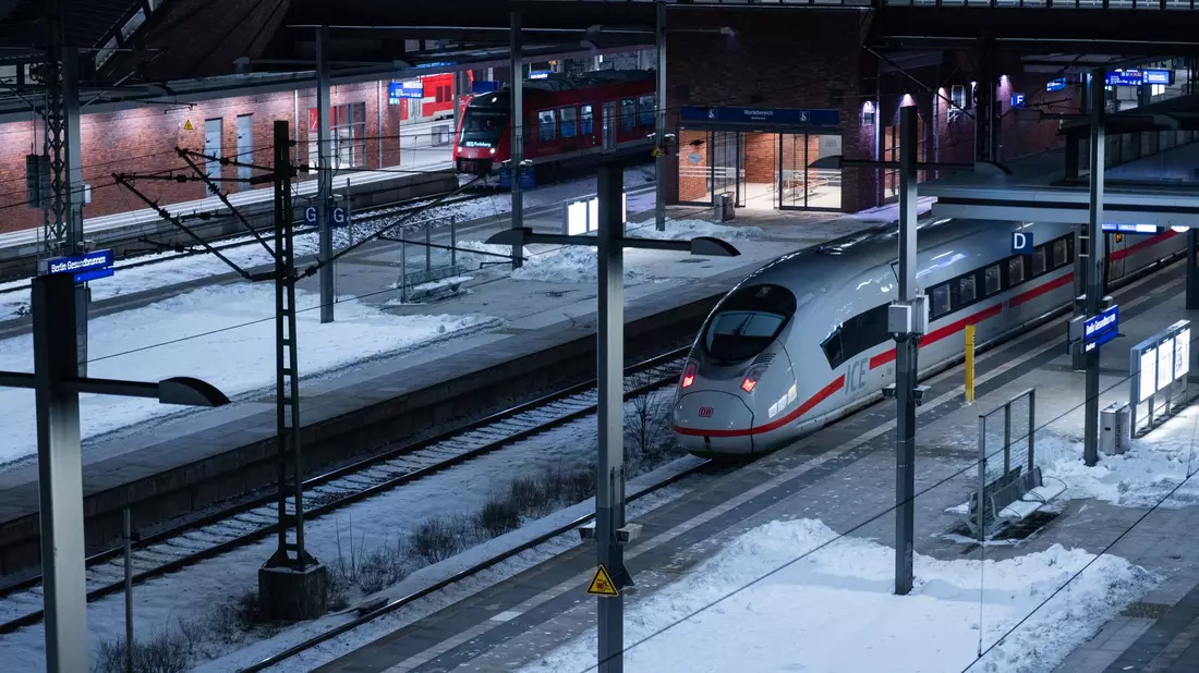 Ab Samstag soll sich die Lage auf den Schienen entspannen, hofft die Bahn. - Bild: Christophe Gateau/dpa