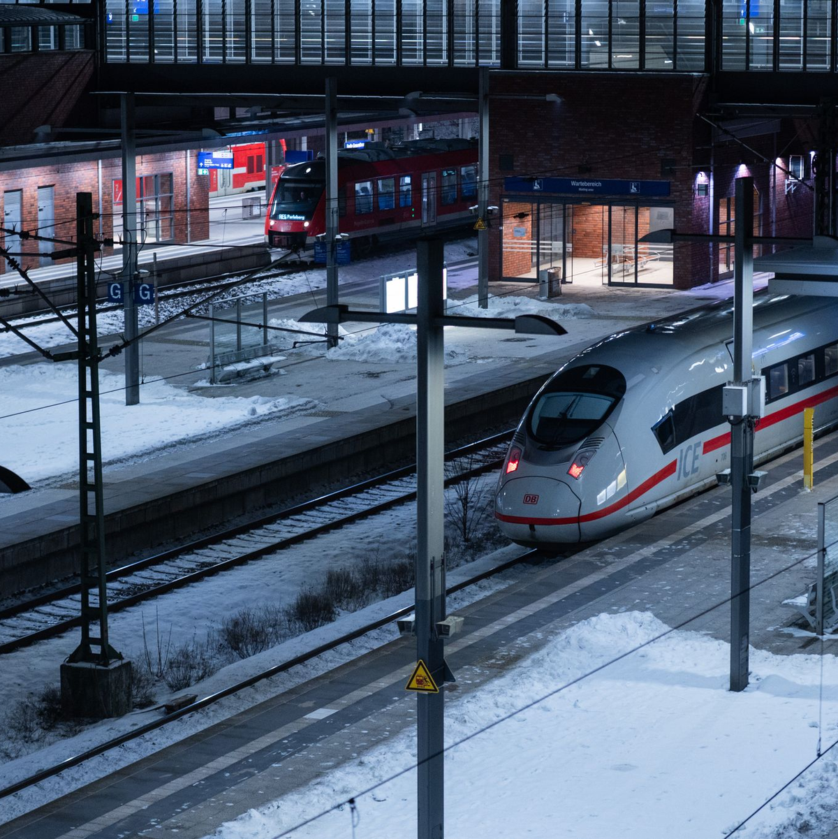Ab Samstag soll sich die Lage auf den Schienen entspannen, hofft die Bahn. - Foto: Christophe Gateau/dpa