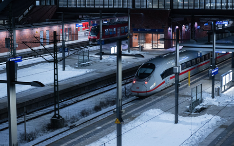 Ab Samstag soll sich die Lage auf den Schienen entspannen, hofft die Bahn. - Foto: Christophe Gateau/dpa