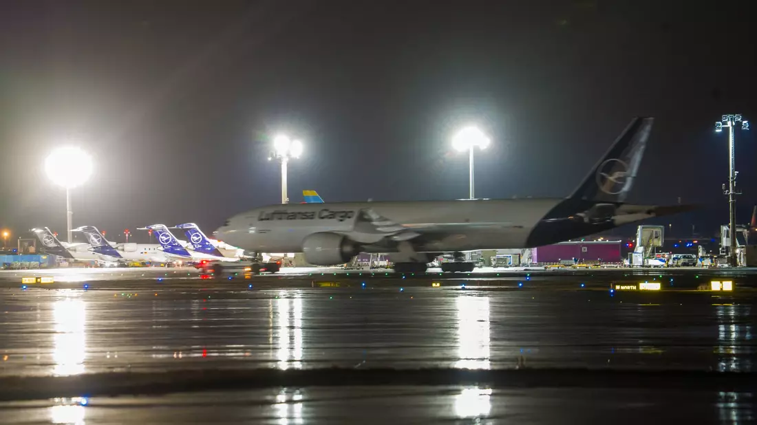Auf dem Frankfurter Airport herrscht weitgehend winterlicher Normalbetrieb. - Bild: Andreas Arnold/dpa