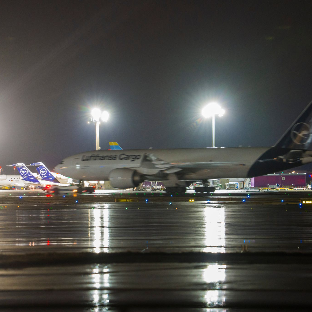 Auf dem Frankfurter Airport herrscht weitgehend winterlicher Normalbetrieb. - Foto: Andreas Arnold/dpa