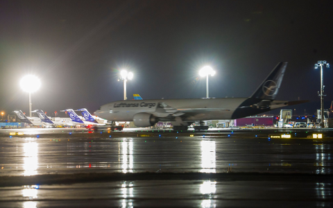 Auf dem Frankfurter Airport herrscht weitgehend winterlicher Normalbetrieb. - Foto: Andreas Arnold/dpa