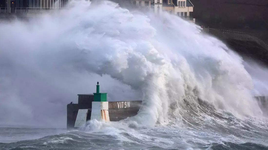 Mit Sturm «Goretti» sind riesige Welle über die Küste von Nordwestfrankreich hereingebrochen. - Bild: Fred Tanneau/AFP/dpa