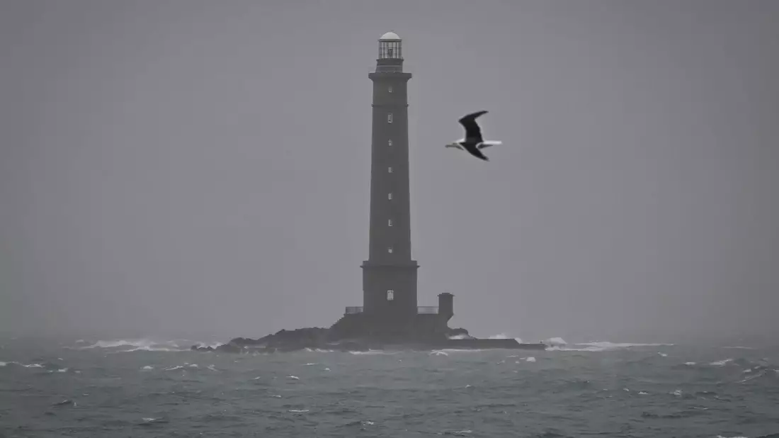 Leuchtturm von Gourys in Auderville. Sturm «Goretti» sorgte vereinzelt für Sturmböen von bis zu 200 Kilometern pro Stunde. - Bild: Lou Benoist/AFP/dpa