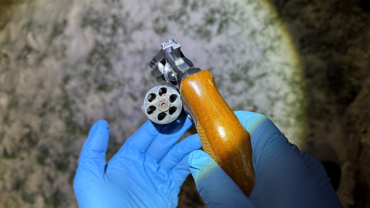 HZA-MS: Mit Schreckschusspistole, Schlagstock und Cuttermesser unterwegs / Zoll stoppt Fahrzeug auf der BAB 30 bei Tecklenburg - Foto: presseportal.de