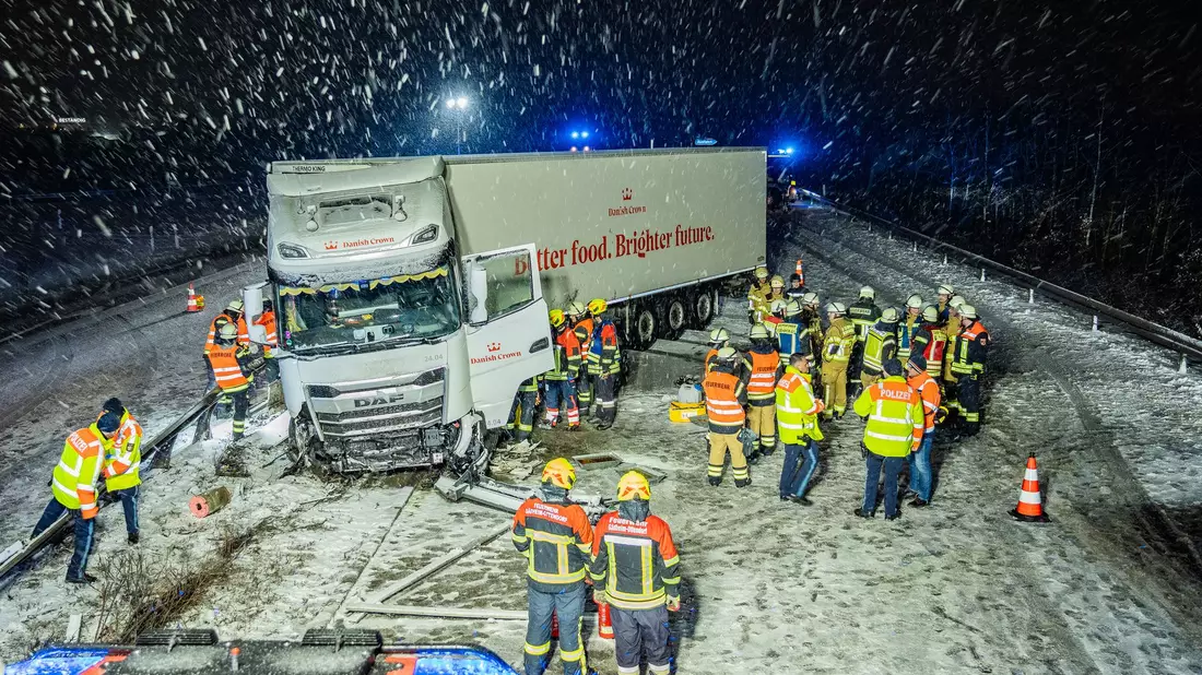 Ein Sattelzug kam auf der schneebedeckten Autobahn 70 ins Rutschen und krachte gegen die Mittelschutzplanke. - Bild: Ferdinand Merzbach/NEWS5/dpa