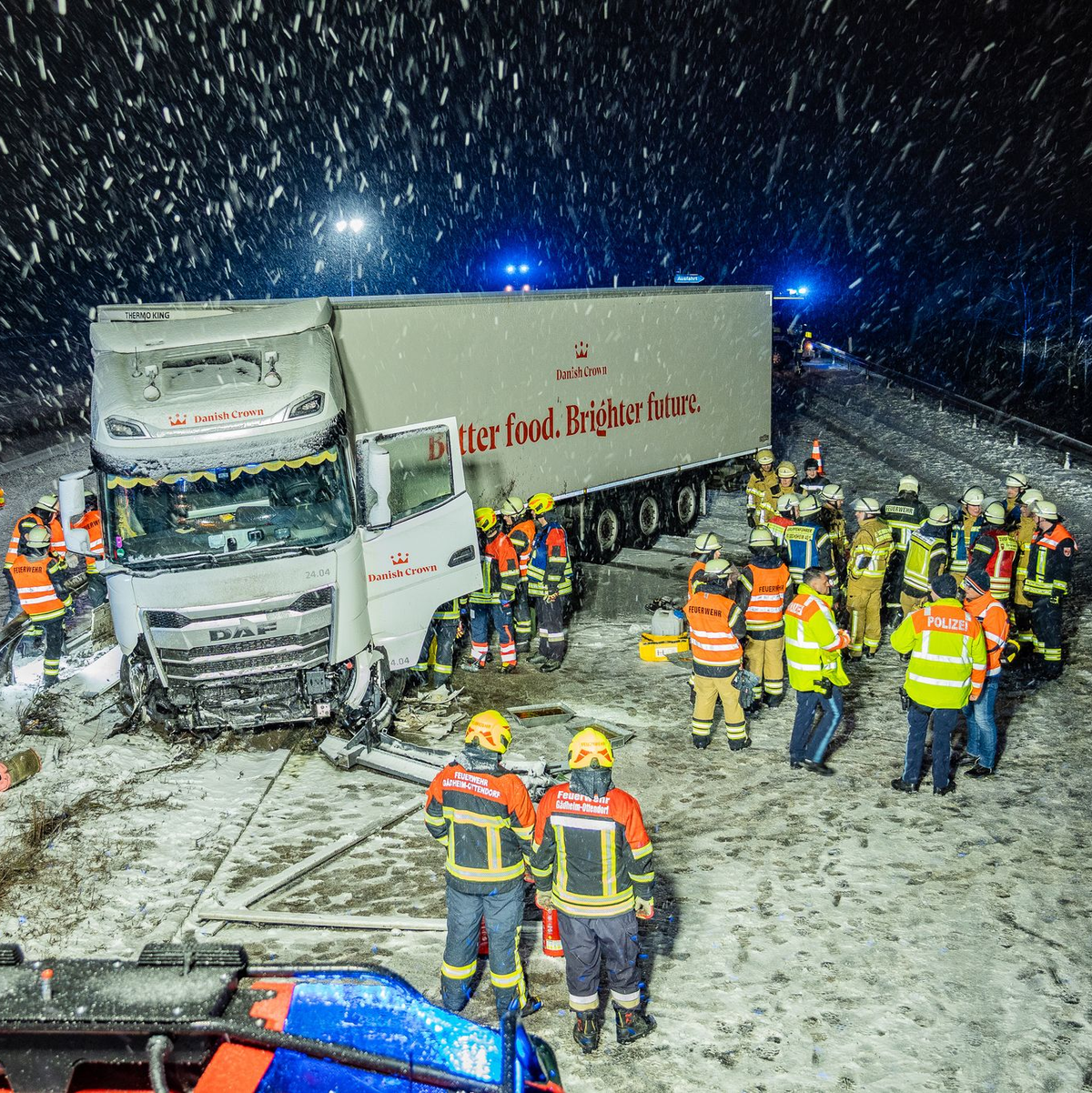 Ein Sattelzug kam auf der schneebedeckten Autobahn 70 ins Rutschen und krachte gegen die Mittelschutzplanke. - Foto: Ferdinand Merzbach/NEWS5/dpa