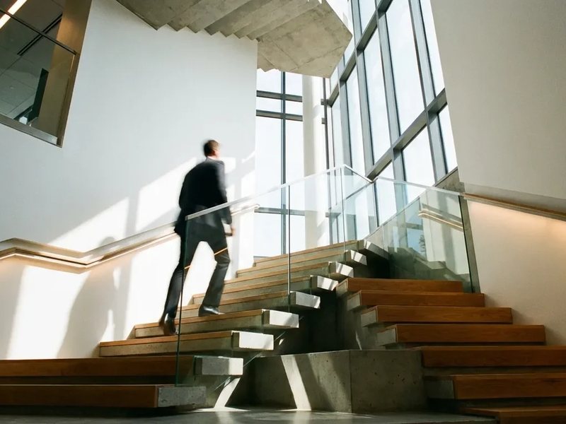 Fitness-Trend 2026: Treppensteigen wird zum effektivsten Exercise Snack - Foto: über boerse-global.de