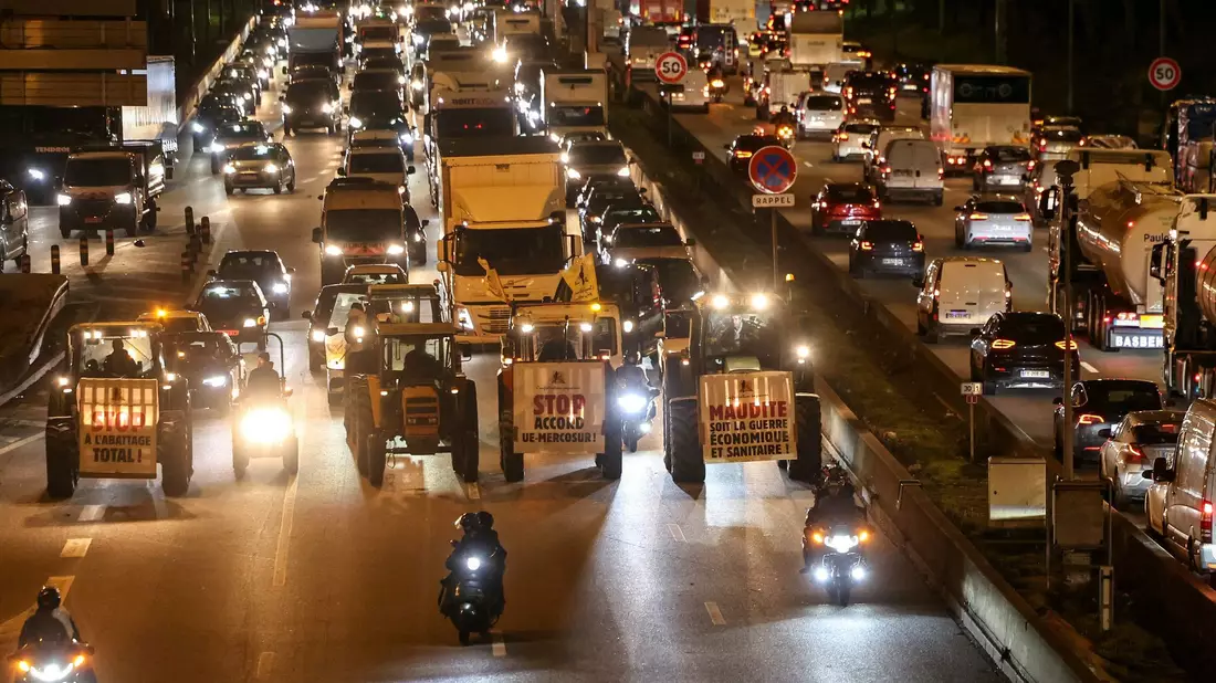 Traktoren sind auf der Pariser Ringstraße unterwegs. - Bild: Thomas Samson/AFP/dpa