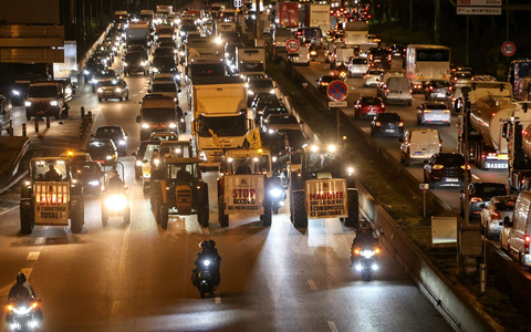 Traktoren sind auf der Pariser Ringstraße unterwegs. - Foto: Thomas Samson/AFP/dpa