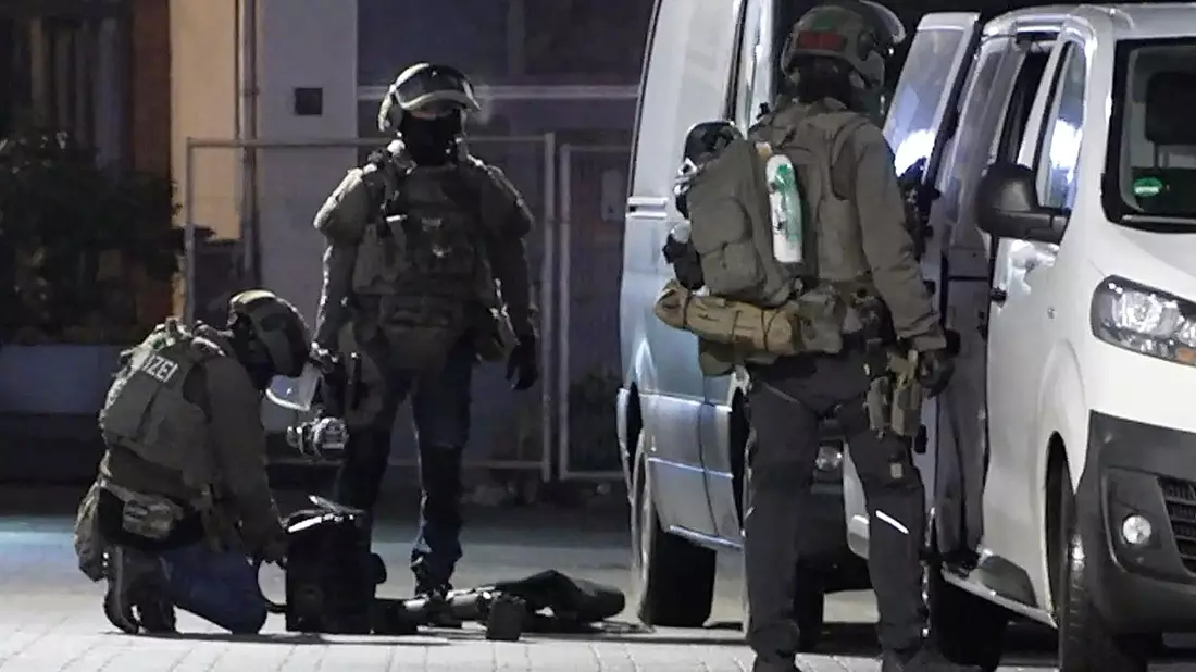 Auch mit SEK-Beamten suchte die Polizei in vier Gladbecker Wohnungen nach Waffen. - Bild: -/tv7News/dpa