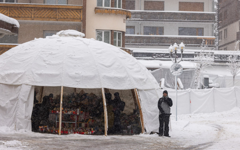 Die Schweiz trauert um die Opfer von Crans-Montana. - Foto: Philipp von Ditfurth/dpa
