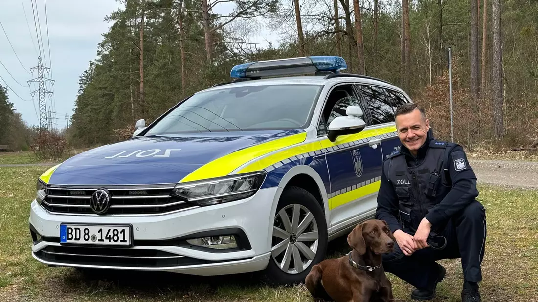 HZA-SW: Frisch ausgebildet und einsatzbereit - Neues Zollhundeteam verstärkt die Kontrollen in Schweinfurt - Bild: presseportal.de