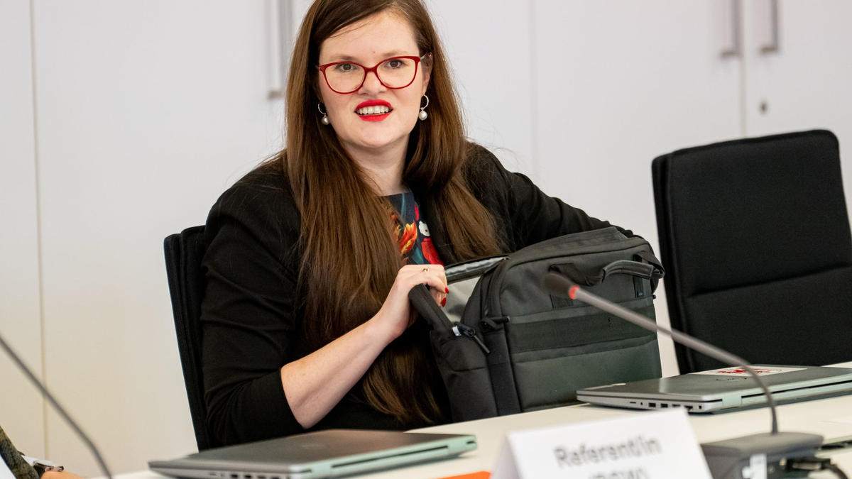 Brandenburgs Landtagsvizepräsidentin Jouleen Gruhn bleibt nach ihrem Wechsel von der BSW-Fraktion in die SPD-Fraktion im Amt (Archivbild). - Foto: Fabian Sommer/dpa