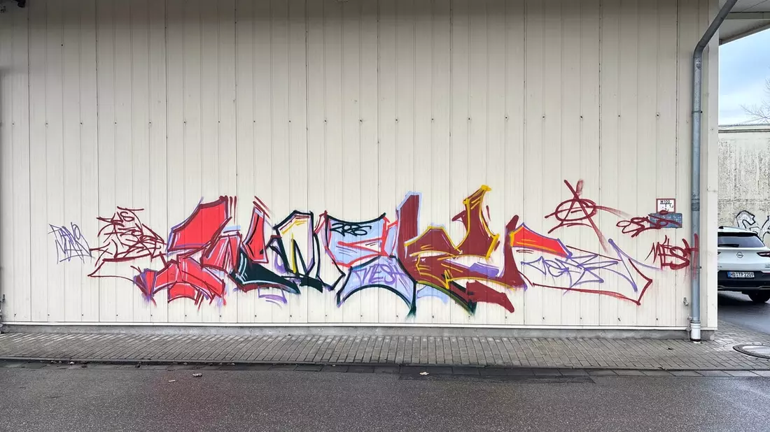 POL-MA: Neidenstein/Rhein-Neckar-Kreis: Außenwand eines Einzelhandelsmarkts mit Graffiti beschmiert - Zeugenaufruf - Bild: presseportal.de