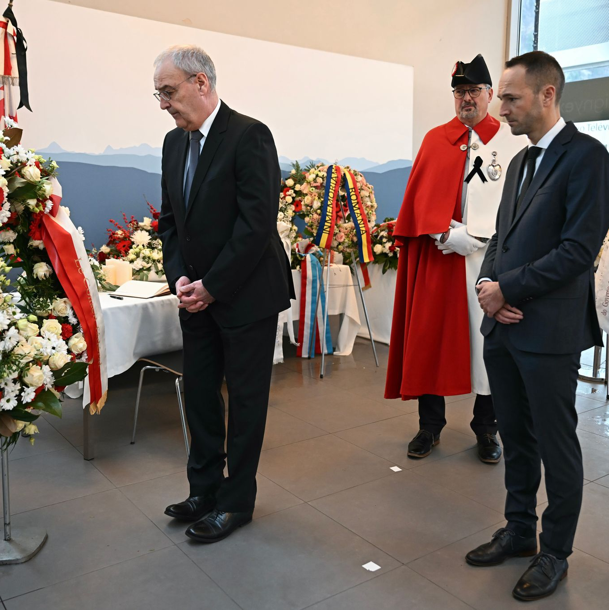 Frankreichs Präsident Emmanuel Macron war einer der Trauergäste in der Schweiz. - Foto: Fabrice Coffrini/AFP POOL KEYSTONE/dpa