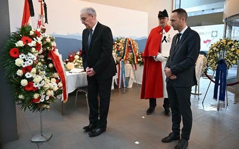 Frankreichs Präsident Emmanuel Macron war einer der Trauergäste in der Schweiz.  - Foto: Fabrice Coffrini/AFP POOL KEYSTONE/dpa