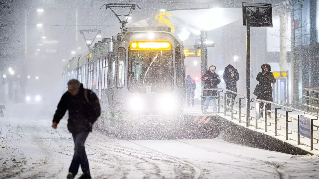 Bis zum Abend erwartete der Deutsche Wetterdienst weiter teils kräftige Schneefälle und schwierige Verkehrsverhältnisse. - Bild: Moritz Frankenberg/dpa
