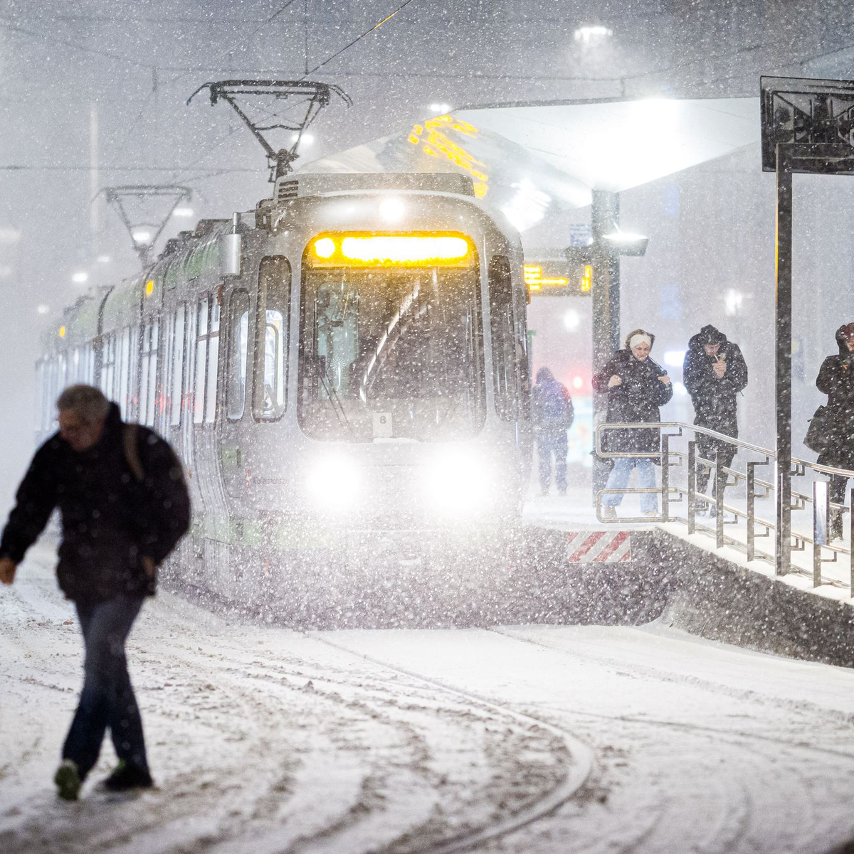 Bis zum Abend erwartete der Deutsche Wetterdienst weiter teils kräftige Schneefälle und schwierige Verkehrsverhältnisse. - Foto: Moritz Frankenberg/dpa