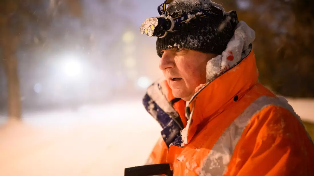 «Das wird ein langer Tag», sagte Götz Harbart beim Schneeschippen. - Bild: Julian Stratenschulte/dpa